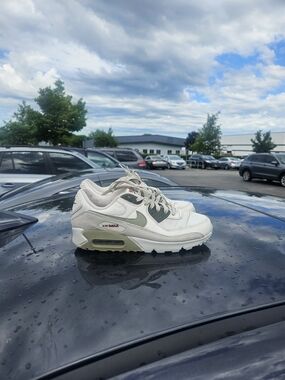 Nike Air Max 90 in White & Light Olive